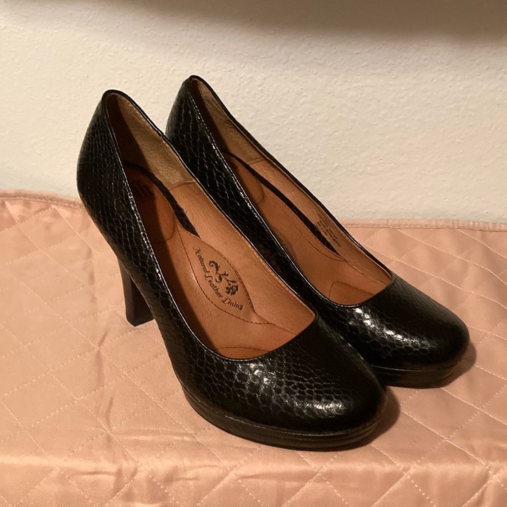 Elegant Black Women's Pumps brand is Sofft , size 9